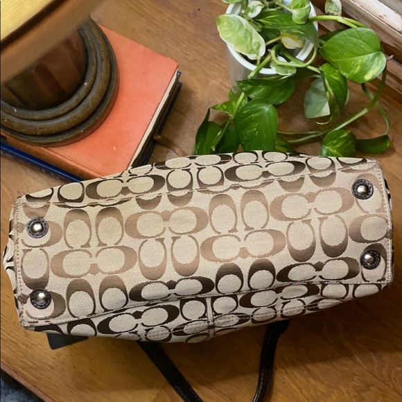 Signature Coach Brown Shoulder Bag - Picture 12 of 16